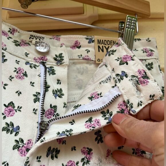 Madden NYC white floral print brand new denim distressed shorts, size 5 - Picture 12 of 12